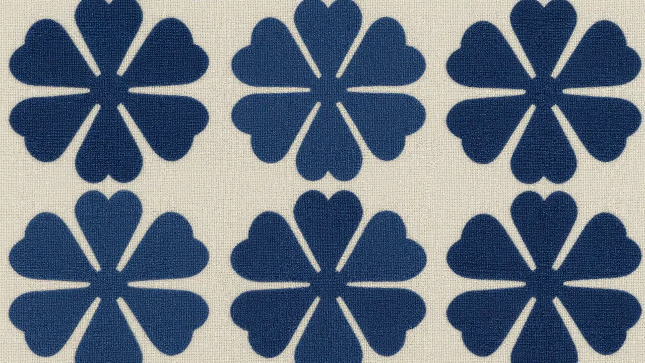 Detail látky s moderním vzorem kombinujícím geometrii a květiny.